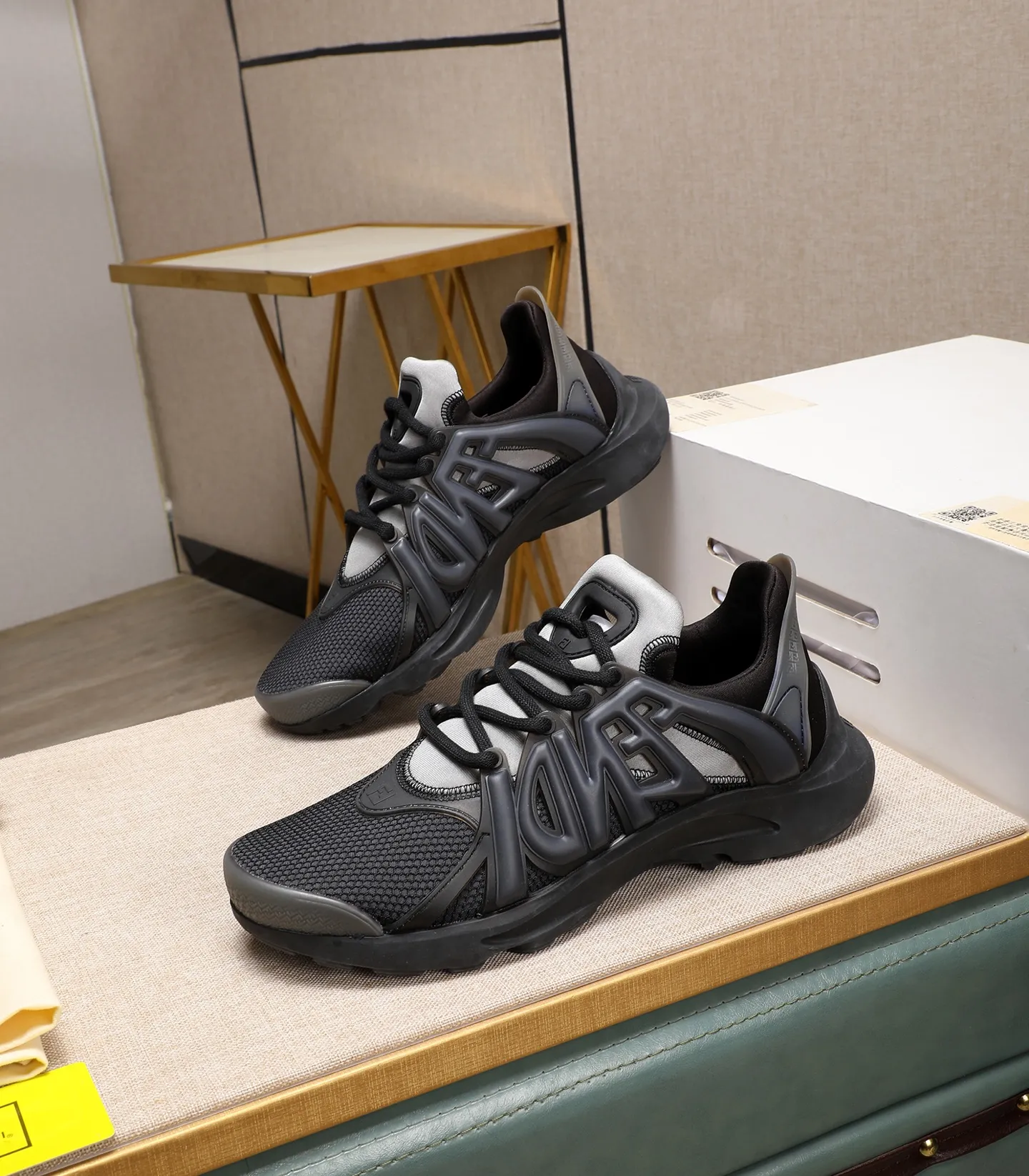 Men's Men's Shoes 💰800 Fendi Fendi's latest Tag series of men's casual mesh sports running shoes, originally purchased and developed, this Tag sneaker is a one-leg sneaker, made of black high-tech mesh material with gray neoprene details. Oversized FENDI lettering on the side and translucent rubber details. Light and flexible rubber running shoe soles, beautifully packaged at the delivery counter, customized breathable lining, original molded foam rubber outsole, sole thickness: 3.5CM! Size: 40-44 (customized at 39.45.46)